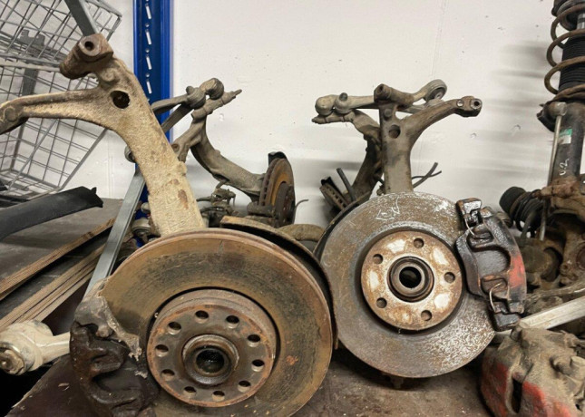 otoce-tehlice-passat-superb-a4-a6-big-0