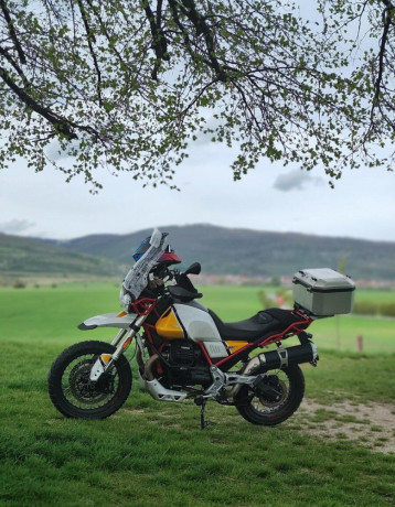 moto-guzzi-v85tt-big-0
