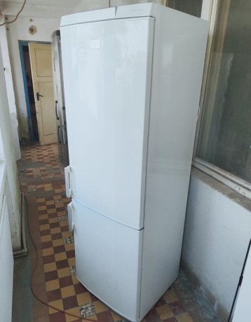 predam-chladnicku-aeg-185cm-big-0