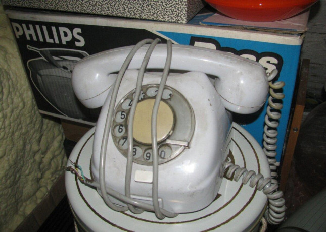 retro-stary-telefon-tesla-big-0