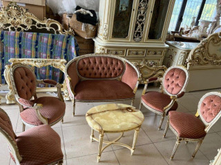 stare-sedenie-so-stolikom