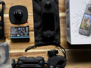 insta360-x4-8k-360-kamera-s-drziakom-na-motorku