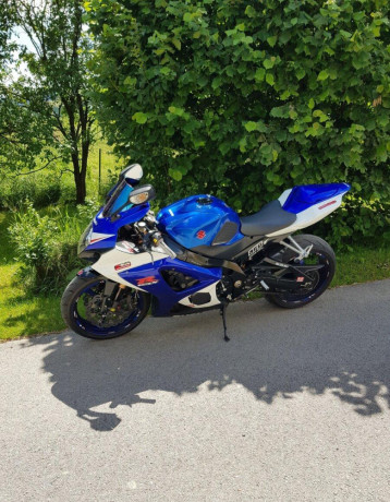 suzuki-gsx-r-1000-k8-big-0