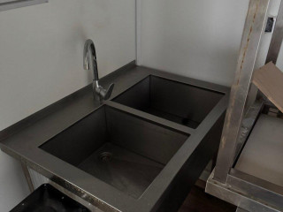 chladnicka-dvojdrez-stol