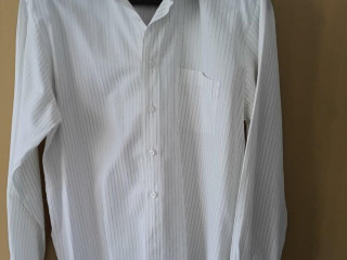 biela-oblekova-kosela-so-zelenym-pruzkom-a-kravata