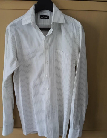 biela-oblekova-kosela-so-zelenym-pruzkom-a-kravata-big-0