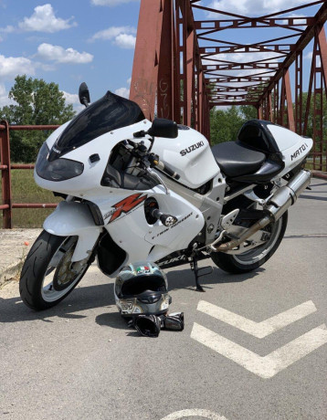 suzuki-tl1000r-big-0