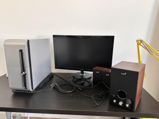 pc-zostava-s-monitorom-a-reproduktormi