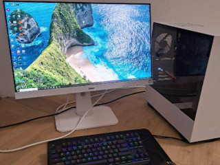 herny-pc-s-monitorom-klavesnicou-a-mysou