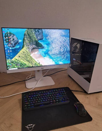 herny-pc-s-monitorom-klavesnicou-a-mysou-big-0