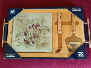 doska-na-krajanie-syra-noze-a-doplnky