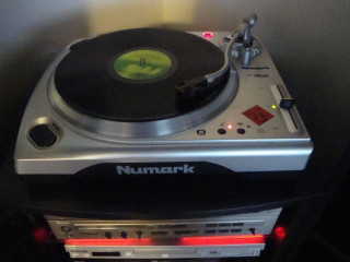 gramofon-numark-tt1650
