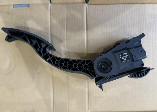 plynovy-pedal-mercedes-a2463001404-big-0