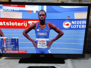 predam-led-televizor-orava-s-uhloprieckou-82cm