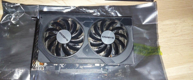 predam-grafiku-gigabyte-geforce-rtx-4060-windforce-oc-8gb-big-0