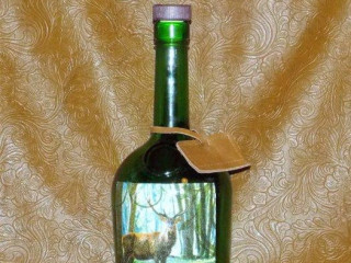 polovnicka-flasa-jelen-medzi-stromami