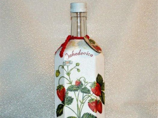 ozdobna-flasa-na-jahodovicu-s-visackou