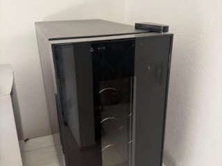 vinoteka-klarstein-bellevin-8-uno-black