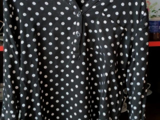 cierna-kosela-s-bielymi-bodkami