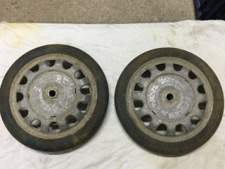 kolesa-na-stary-retro-kocik