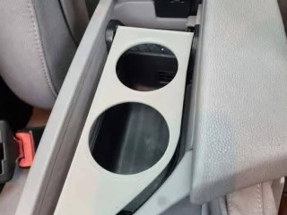 bmw-e60-drziak-na-plechovky