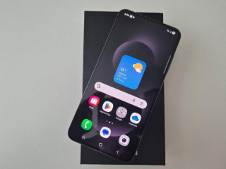 samsung-galaxy-s23-v-zaruke-top